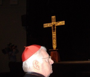 Il Cardinale Scola. Sullo sfondo la Croce