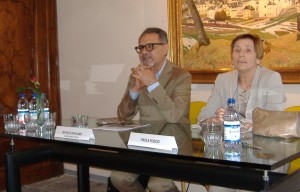 Il curatore della Mostra, Michele Bonuomo, e  Paola Poscio, moglie di Alessandro