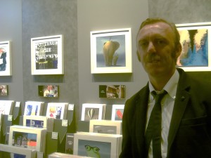 L'artista Carlo Trevisan accanto allo spazio dedicato alle sue opere
