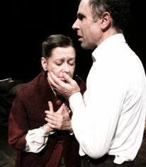 Una scena dell'opera teatrale con Gonzalo (Mario sala) e la madre (Monica Bonomi