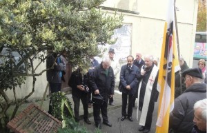 Preghiera di don P.Zupa davanti alla lapide del Comune di bescapè dedicata a E.Mattei