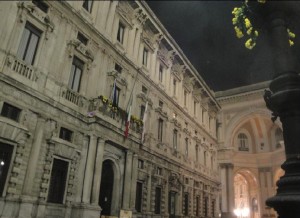 Bandiere a mezz'asta a Palazzo Marino