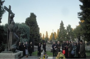 Preghiera comunitaria presso la tomba di Mons. L.Padovese