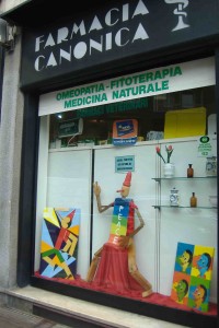 Pinocchio, simbolo di pace, nella vetrina della Farmacia