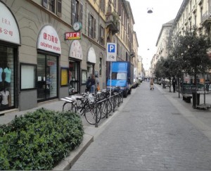 Una via del quartiere cinese oggi a Milano