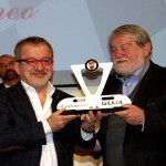 Roberto Maroni, riceve il premio da Marco Cajani presidente della scuderia Portello