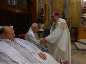 Mons. M.Delpini allo-  cambio della pace con don E.Bernardi e don Kraus ospiti dell'Istituto