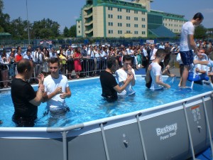 Il rito del Battesimo dei Testimoni di Geova