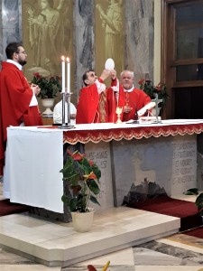 Monsignor M. Delpini eleva l'Ostia alla consacrazione