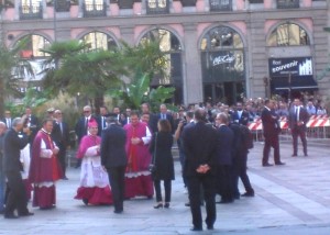 L'accoglienza in piazza Duomo da parte delle autorità cittadine