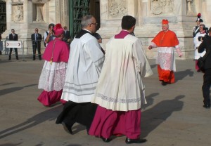 Sul sagrato del Duomo è accolto dal Cardinale Angelo Scola