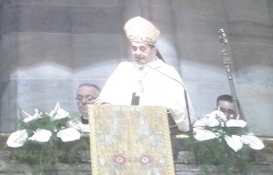 Sul Sagrato del Duomo è accolto dal Cardinale Angelo Scola