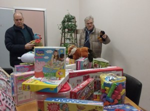 I volontari raccolgono i giocattoli