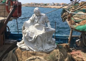 La Pietà di Fabio Viale portata a Lampedusa su un peschereccio con le spalle rivolte alla costa libica