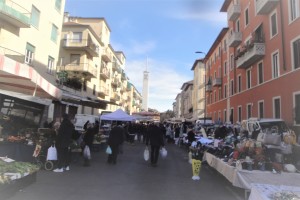 Il mercato rionale di via Bramantino