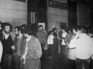 Cittadini davanti alla Sezione di via Mottarone (1°aprile 1980)